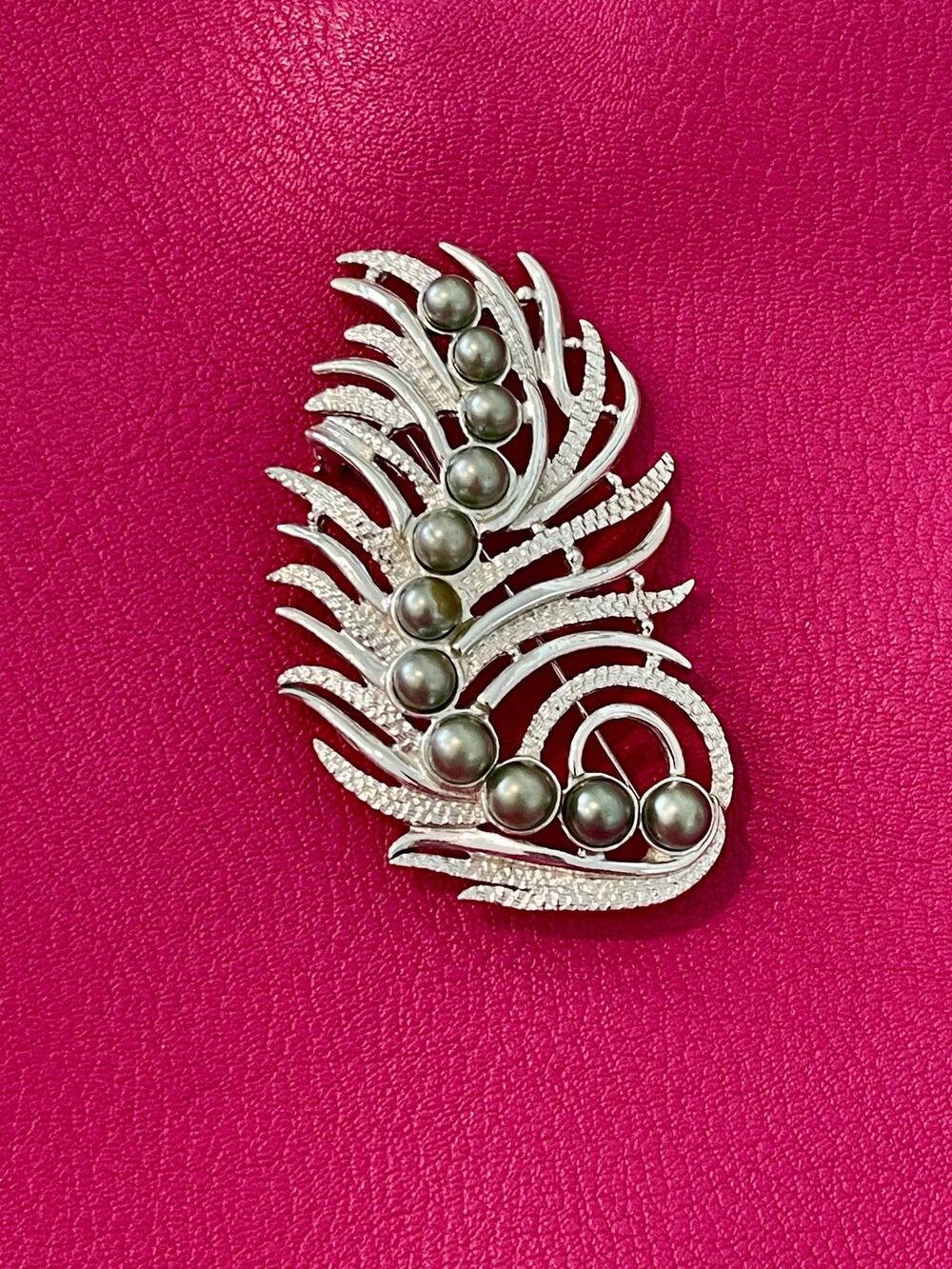 Vintage Sarah Coventry Leaf Brooch – Silver Tone with Faux Gray Pearls – Signed